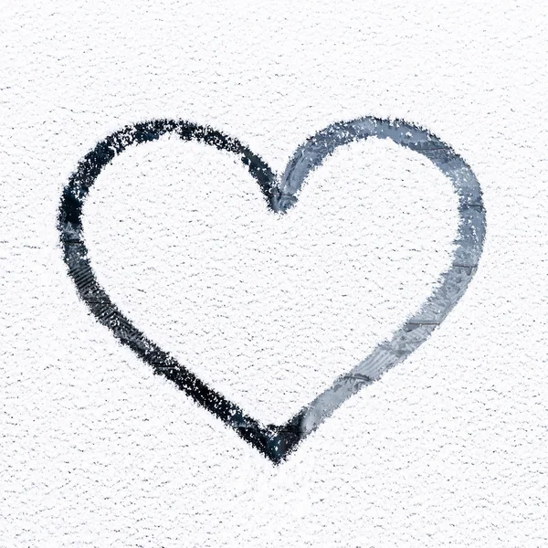 Coração desenhado na janela gelada . — Fotografia de Stock