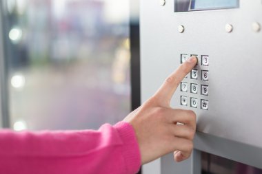 kadın el arama panelini kullanma