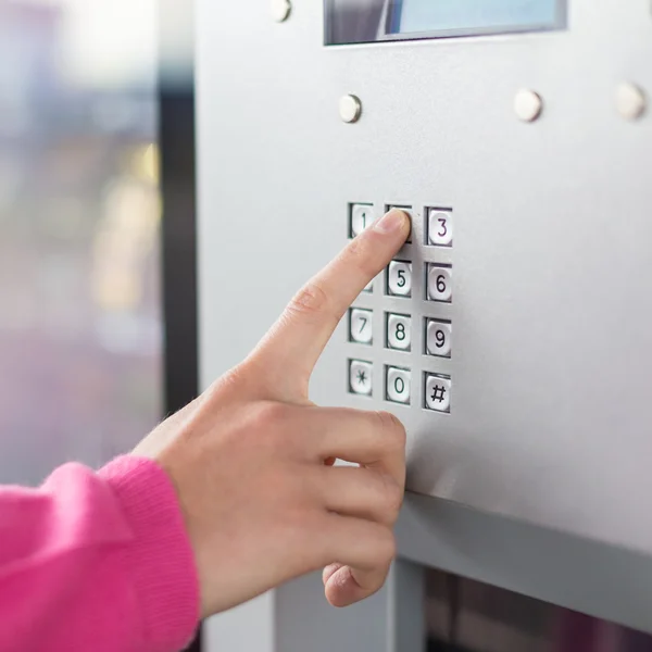 Womens hand met een kiestoetsen — Stockfoto