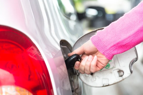 Ouverture du réservoir de carburant avec une clé — Photo