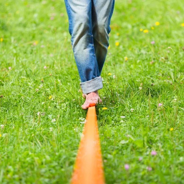 Slack linje i stadsparken. — Stockfoto