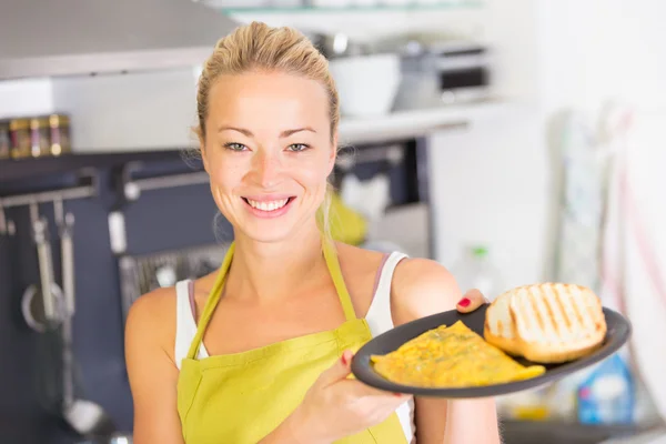 Jeune Mère Cuisine à la maison . — Photo