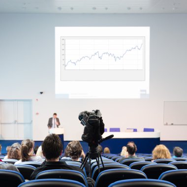 Konferans salonunda izleyiciler..