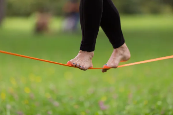 Slack linje i stadsparken. — Stockfoto