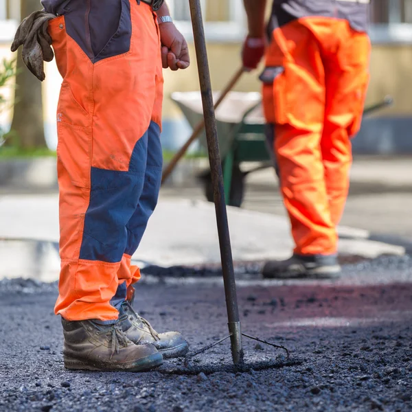 Asfalto que aflora mano de obra . — Foto de Stock