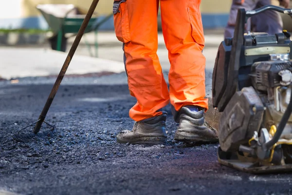 Asfalt beläggningsarbeten kroppsarbete. — Stockfoto