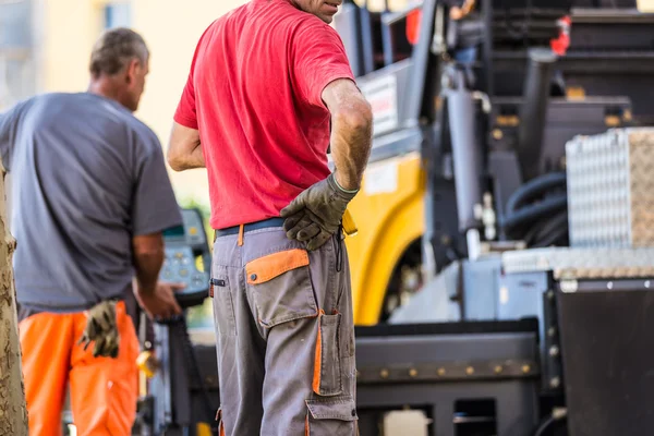 Asfalt opduiken handenarbeid. — Stockfoto