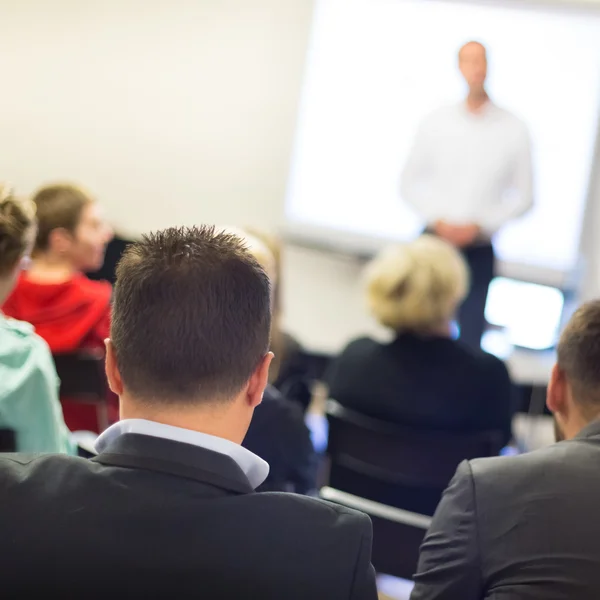 Spreker op business-Verdrag en presentatie. — Stockfoto