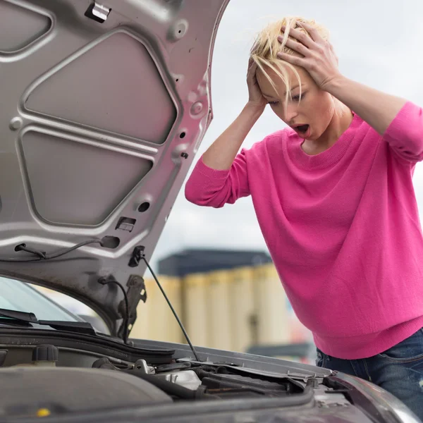 Stressato giovane donna con auto difetto . — Foto Stock