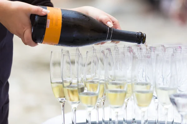 Pouring champagne into glasses — Stock Photo, Image