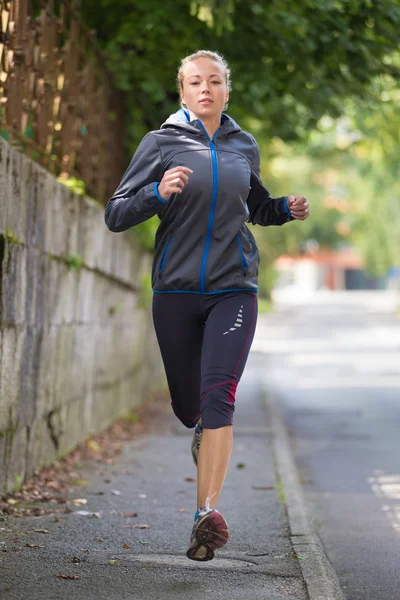 Pretty young girl runner on the street. — Stock Photo, Image