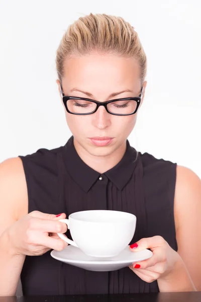 Geschäftsfrau mit Tasse Kaffee. — Stockfoto