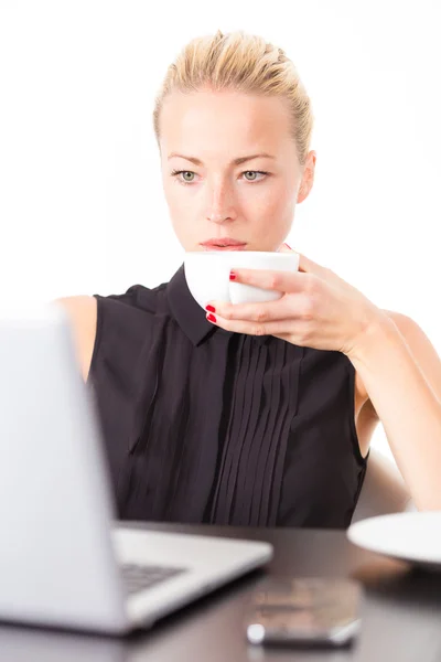 Mujer de negocios con taza de café . — Foto de Stock