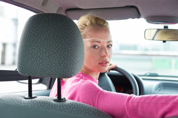 Lady looking back while reversing. — Stock Photo, Image