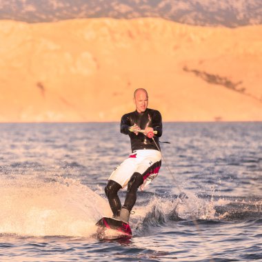 Wakeboarder günbatımı içinde.