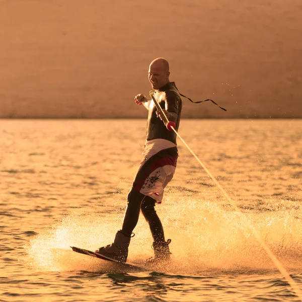 Wakeboarder im Sonnenuntergang. — Stockfoto