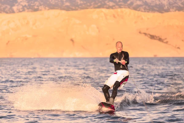 Wakeboarder im Sonnenuntergang. — Stockfoto