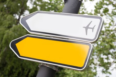 Sarı ve beyaz ok yol levhası.