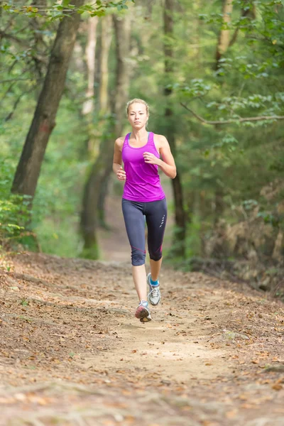 Ładna młoda dziewczyna biegacz w lesie. — Zdjęcie stockowe