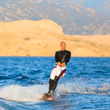 Wakeboarder günbatımı içinde.