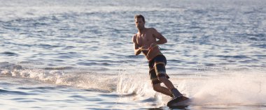 Wakeboarder günbatımı içinde.