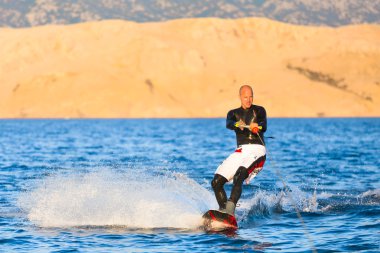 Wakeboarder günbatımı içinde.