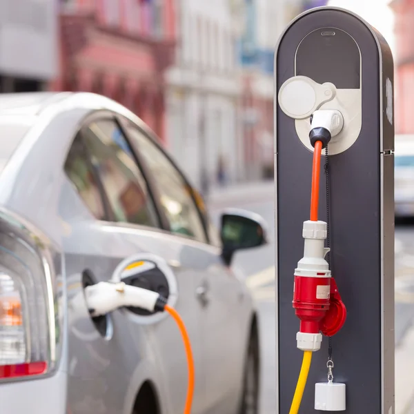 Coche eléctrico en la estación de carga . —  Fotos de Stock