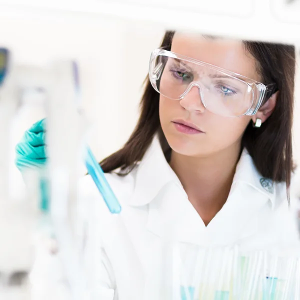 Químico joven en el laboratorio . — Foto de Stock