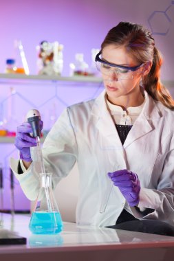 Çekici genç bilim adamı.