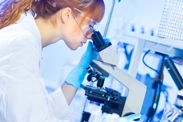 Jonge scheikundige in het laboratorium. — Stockfoto