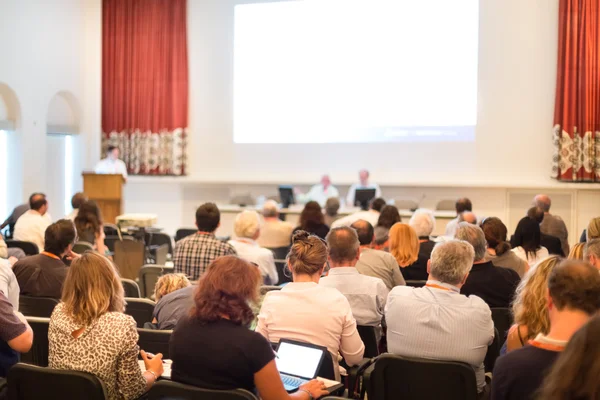 Publiek in de conferentiezaal. — Stockfoto