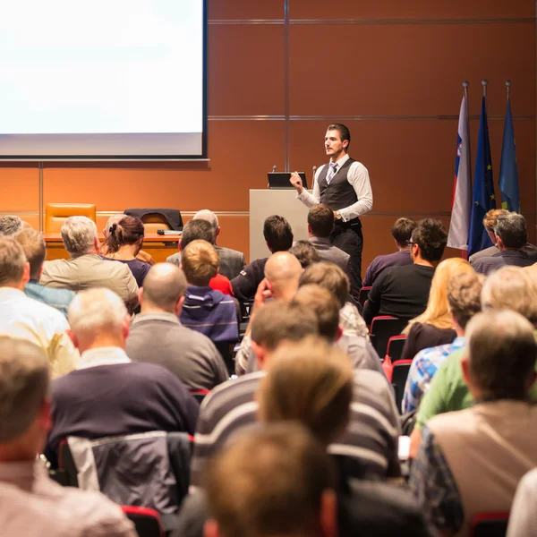 Talare vid företagskonferens och presentation. — Stockfoto