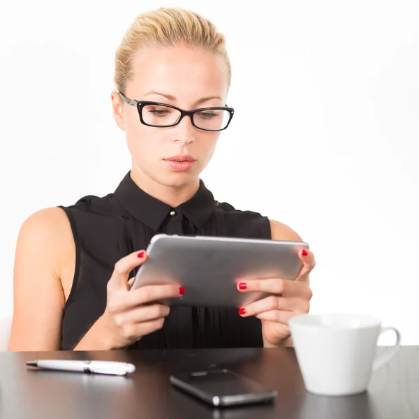 Geschäftsfrau arbeitet am Tablet-PC. — Stockfoto
