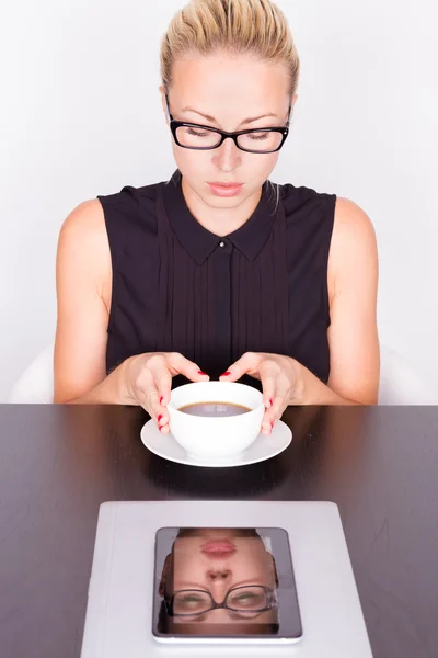 Business woman with cup of coffee. — Stock Photo, Image