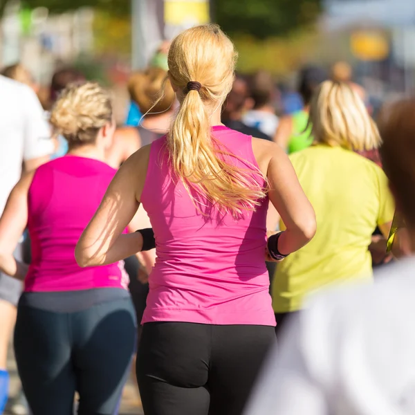 Gruppo di persone in corsa . — Foto Stock