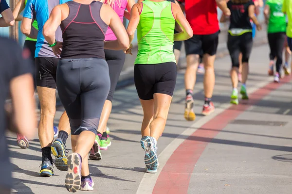 Gruppo di persone in corsa . — Foto Stock