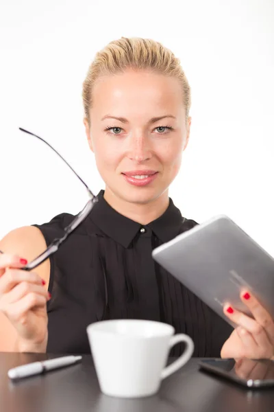Geschäftsfrau arbeitet am Tablet-PC. — Stockfoto