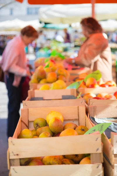 Πάγκους στην αγορά φρούτων. — Φωτογραφία Αρχείου