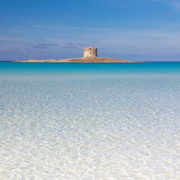 Pláží Pelosa, Sardinie, Itálie. — Stock fotografie