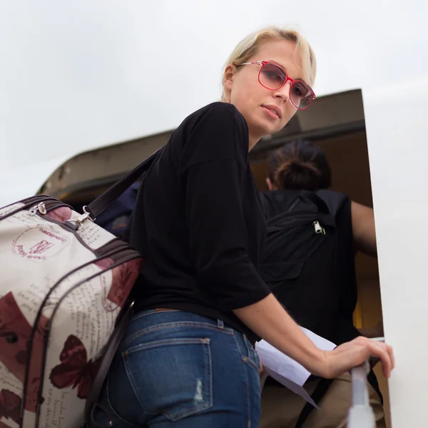 Woman boarding airplane. — Stock Photo, Image