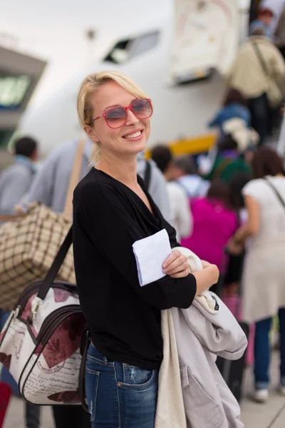 Femme embarquant dans l'avion . — Photo