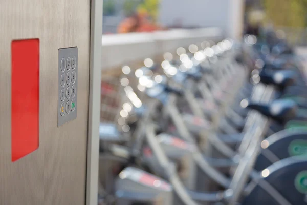 Estación de bicicletas urbanas en alquiler — Foto de Stock