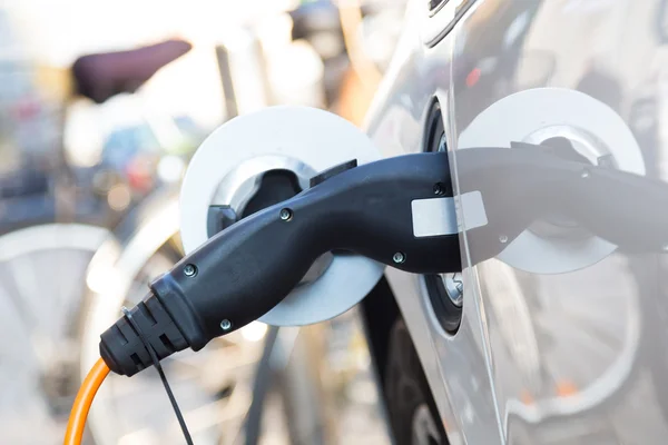 Coche eléctrico en la estación de carga . — Foto de Stock