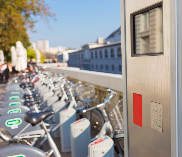 Estación de bicicletas urbanas en alquiler — Foto de Stock