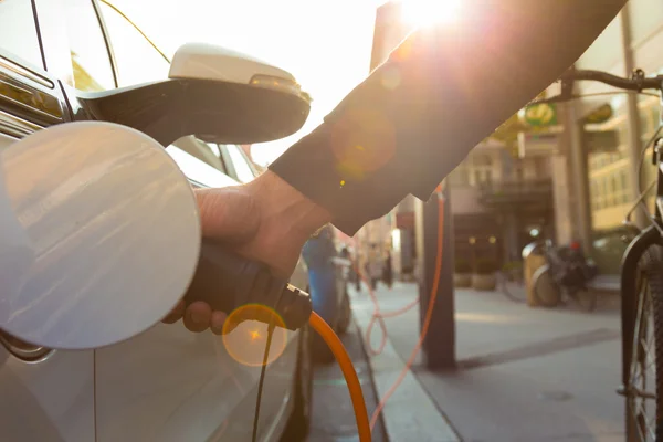 Elektrisk bil i laddstation. — Stockfoto