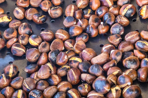 Grilling chestnuts. — Stock Photo, Image