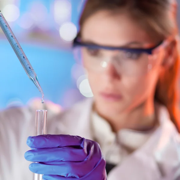 Jovem cientista pipetagem . — Fotografia de Stock