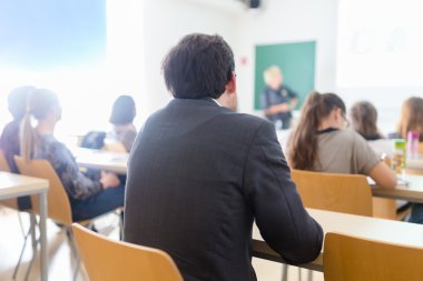 Üniversitede öğretim görevlisi..