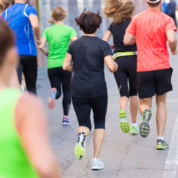 Gruppe von Menschen läuft. — Stockfoto