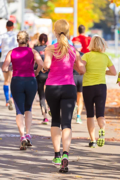 Grupp människor kör. — Stockfoto